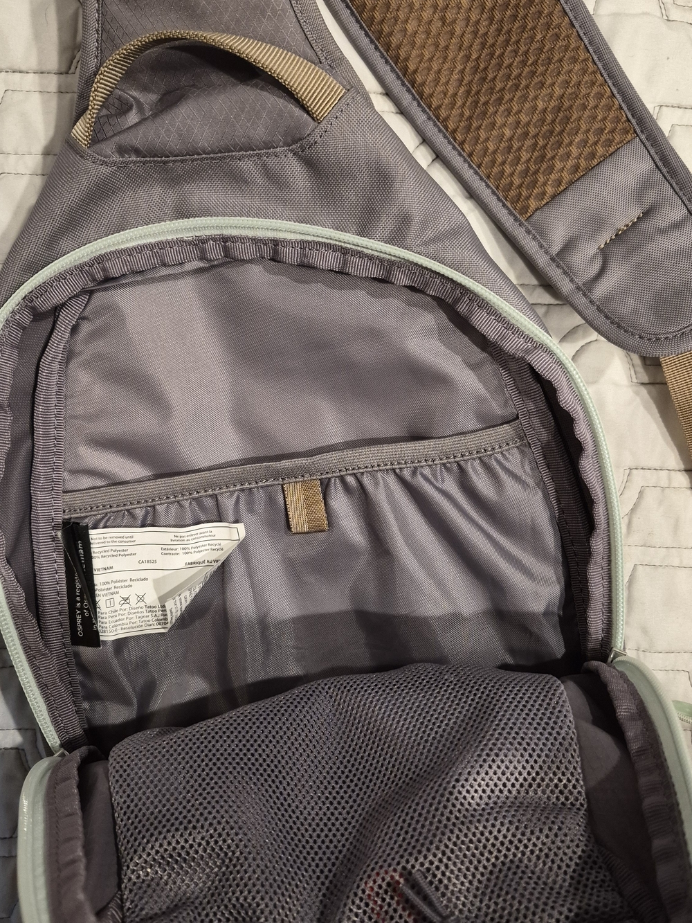 OSPREY Daylite Sling Pack in Gray with Light Trim - Picture 4 of 5